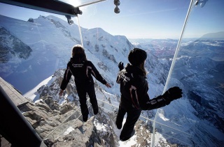 "Шаг в пустоту" предлагают сделать организаторы нового аттракциона в Альпах