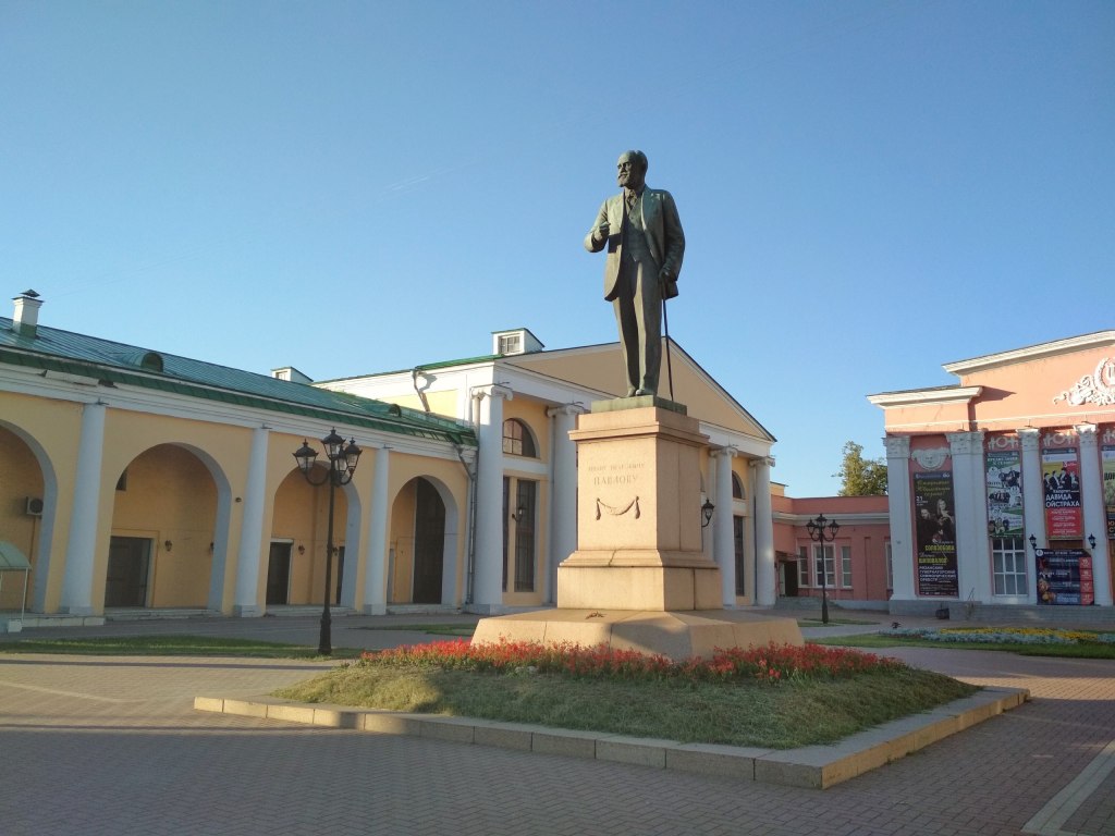 Памятник Павлову.jpg